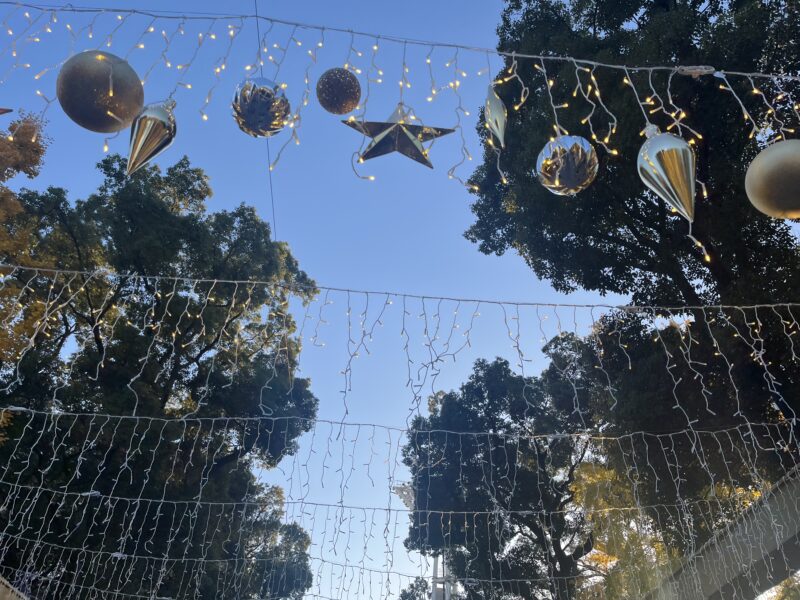 会場の上に飾られたクリスマスのオーナメント