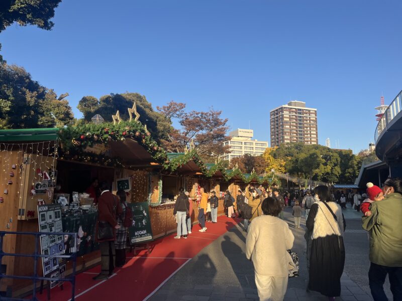 横浜公園のクリスマスマーケットの屋台が並ぶ通り（2025年・夕方）