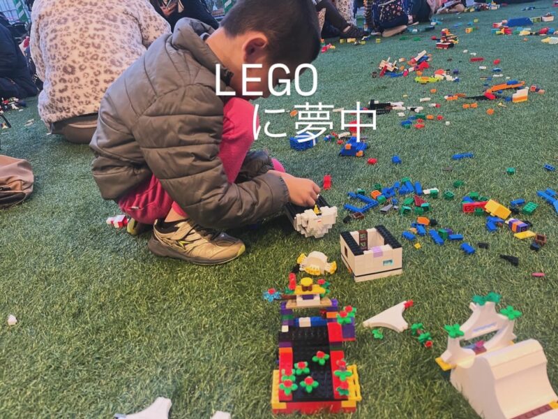 レゴで遊べるブースで夢中になる長男（2025年）
